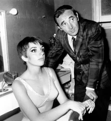 Charles Aznavour félicitant Liza Minnelli en coulisses à l